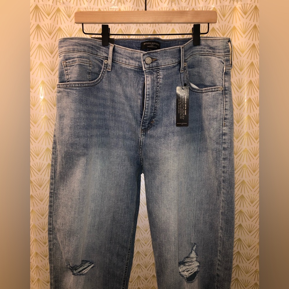 Brand new Banana Republic Girlfriend jean in Light Wash, size 33/16 Tall